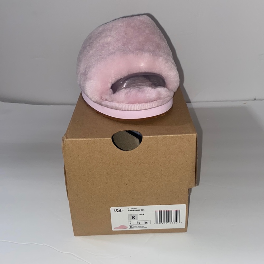 BRAND NEW INCLUDES BOX AND ORIGINAL TAGS! AUTHENTIC UGGS FROM UGG STORE